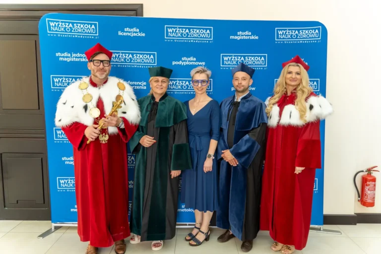 Na zdjęciu widać władze uczelni na tle ścianki WSNoZ