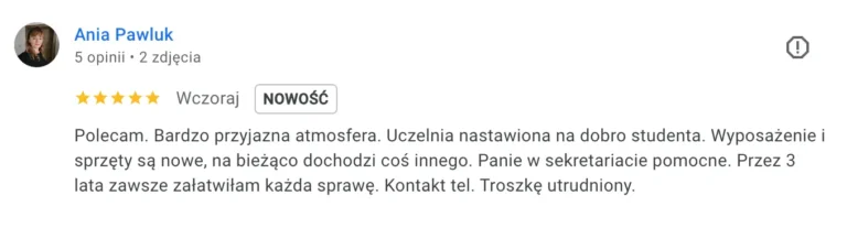 Na zrzucie ekranu strony internetowej widoczna jest opinia użytkownika Ania Pawluk z oceną 5 gwiazdek, o treści „Polecam. Bardzo przyjazna atmosfera. Uczelnia nastawiona na dobro studenta. Wyposażenie i sprzęty są nowe, na bieżąco dochodzi coś innego. Panie w sekretariacie pomocne. Przez 3 lata zawsze załatwiłam każdą sprawę. Kontakt tel. Troszkę utrudniony.”
