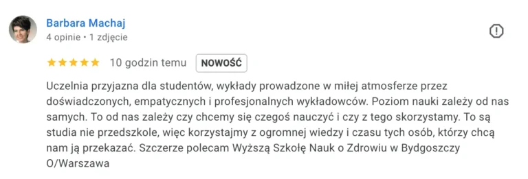 Zrzut ekranu przedstawia opinię Barbary Machaj, oceniającą na 5 gwiazdek uczelnię jako przyjazną dla studentów z wykładami prowadzonymi w miłej atmosferze przez doświadczonych, empatycznych i profesjonalnych wykładowców, podkreślając, że poziom nauki zależy od zaangażowania studenta.